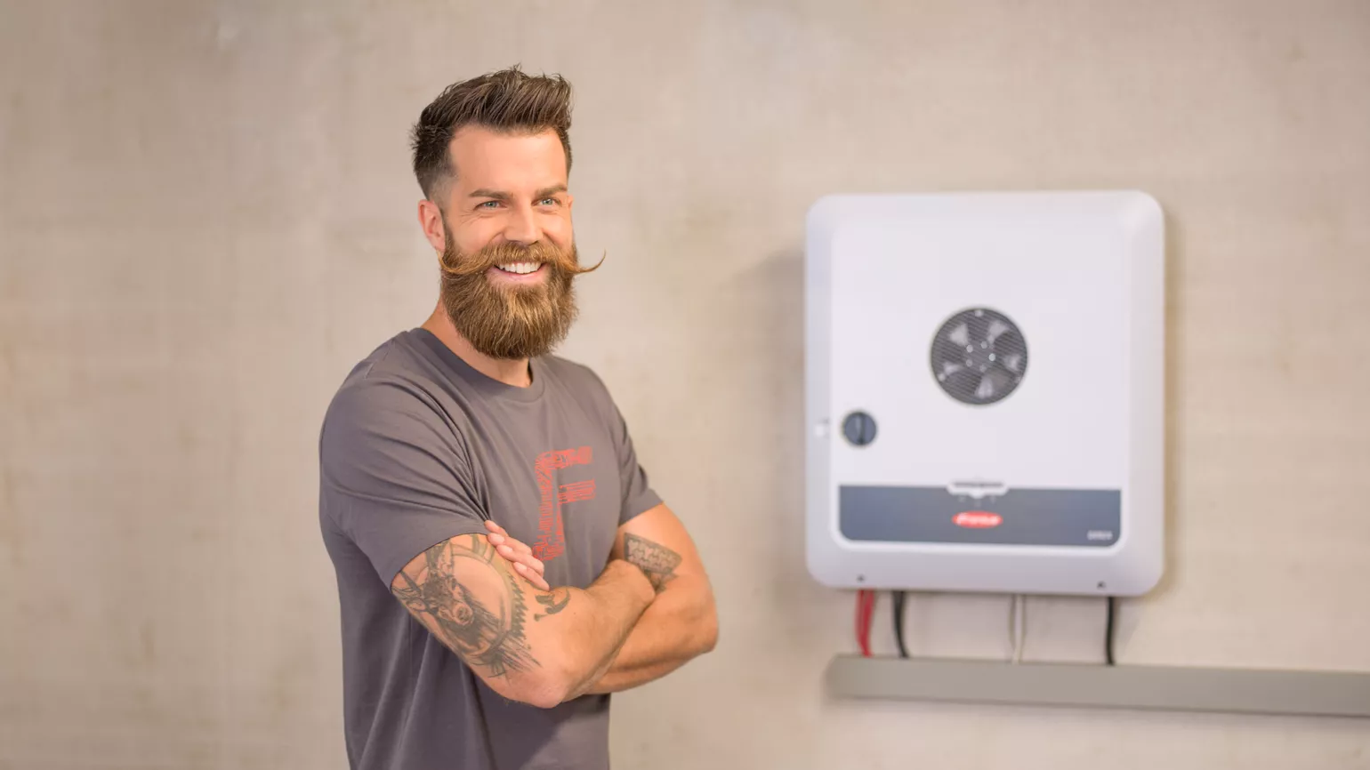 Installer in front of GEN24 inverter