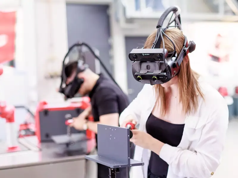 Frau trainiert das Schweißen am Welducation Simulator