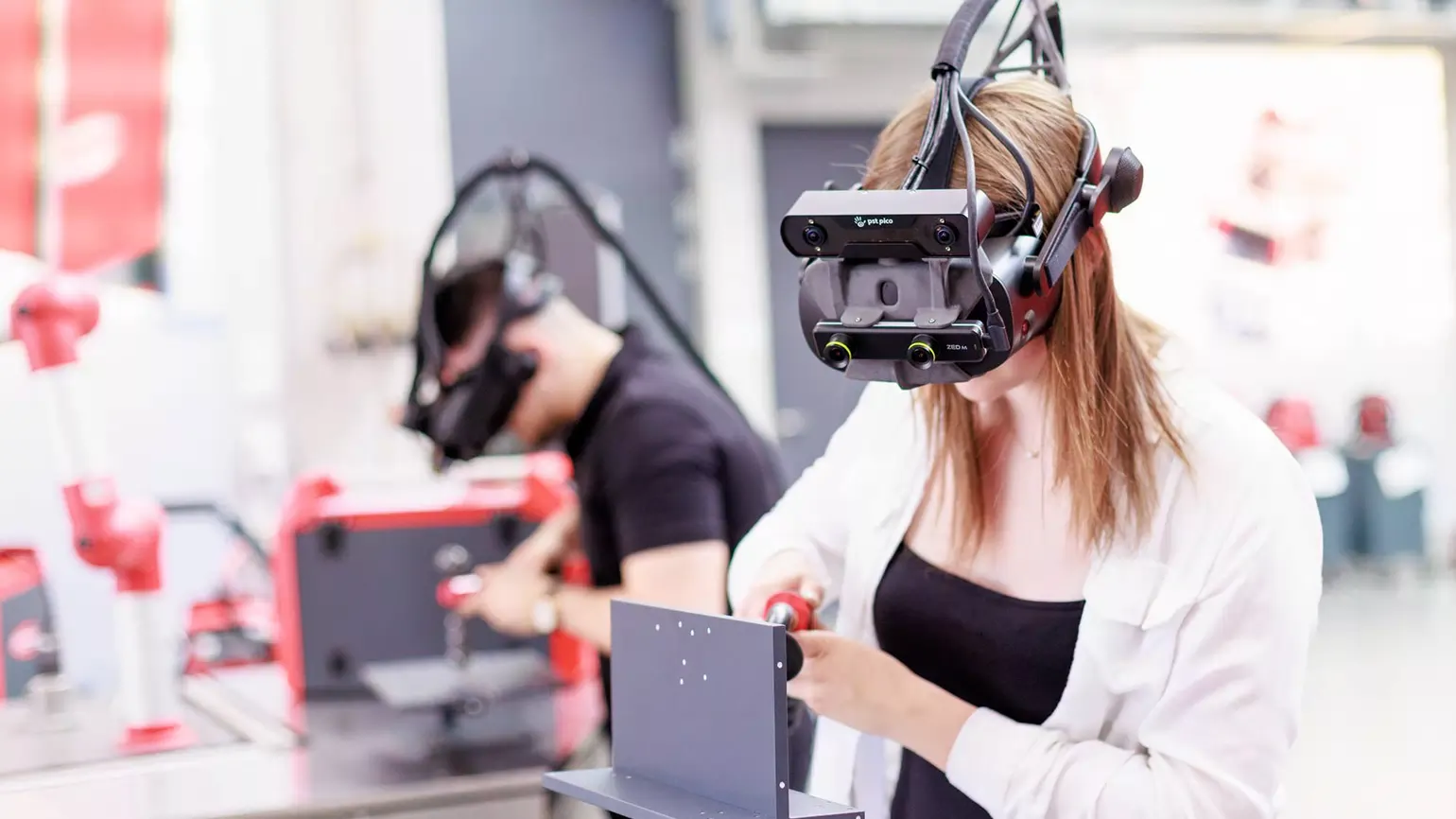 Jugendliche schweißen mit dem Welducation Simulator
